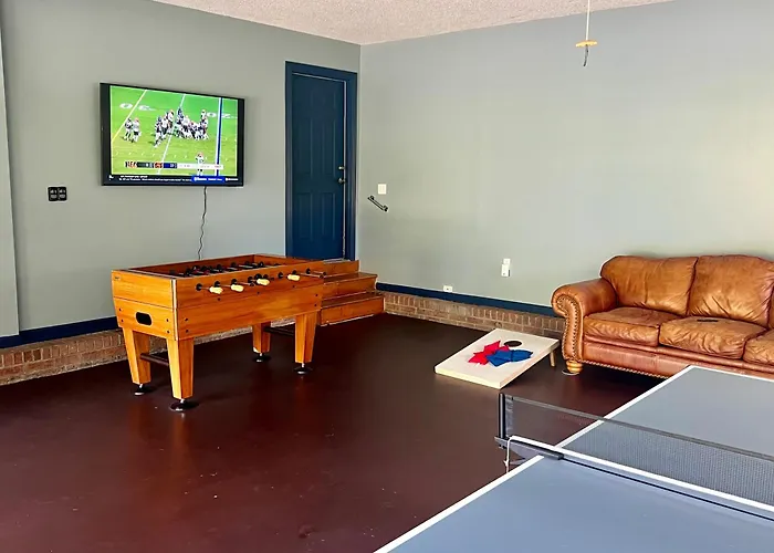 Bears Valley Inn - Great Location! - Peaceful, Children And Dog Friendly Retreat - Less Than 15 Min To All Attractions - Private Pool Club & Fishing Hole - Game Room With Tv