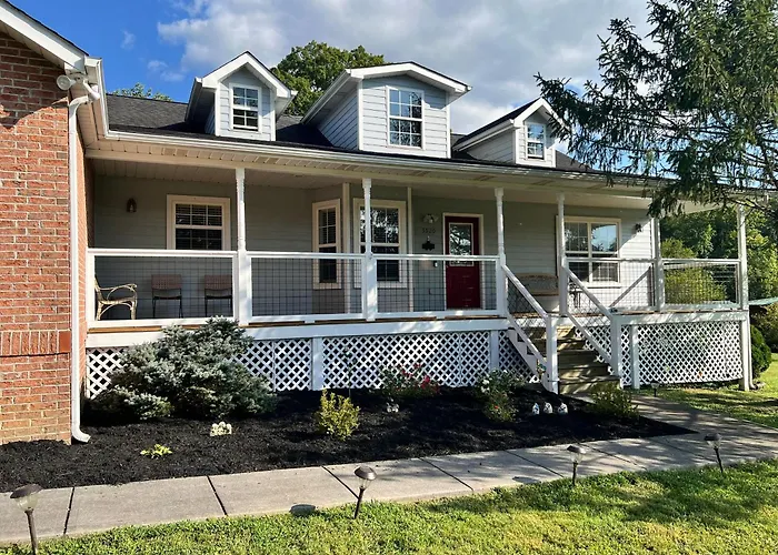 Bears Valley Inn - Great Location! - Peaceful, Children And Dog Friendly Retreat - Less Than 15 Min To All Attractions - Private Pool Club & Fishing Hole - Game Room With Tv