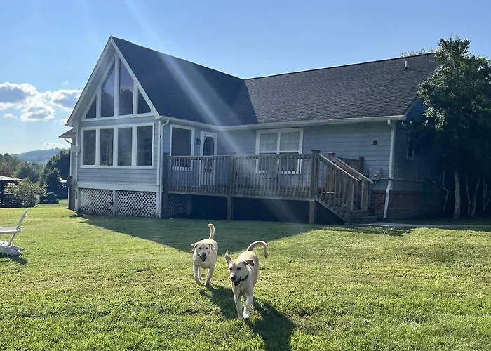 Bears Valley Inn - Great Location! - Peaceful, Children And Dog Friendly Retreat - Less Than 15 Min To All Attractions - Private Pool Club & Fishing Hole - Game Room With Tv