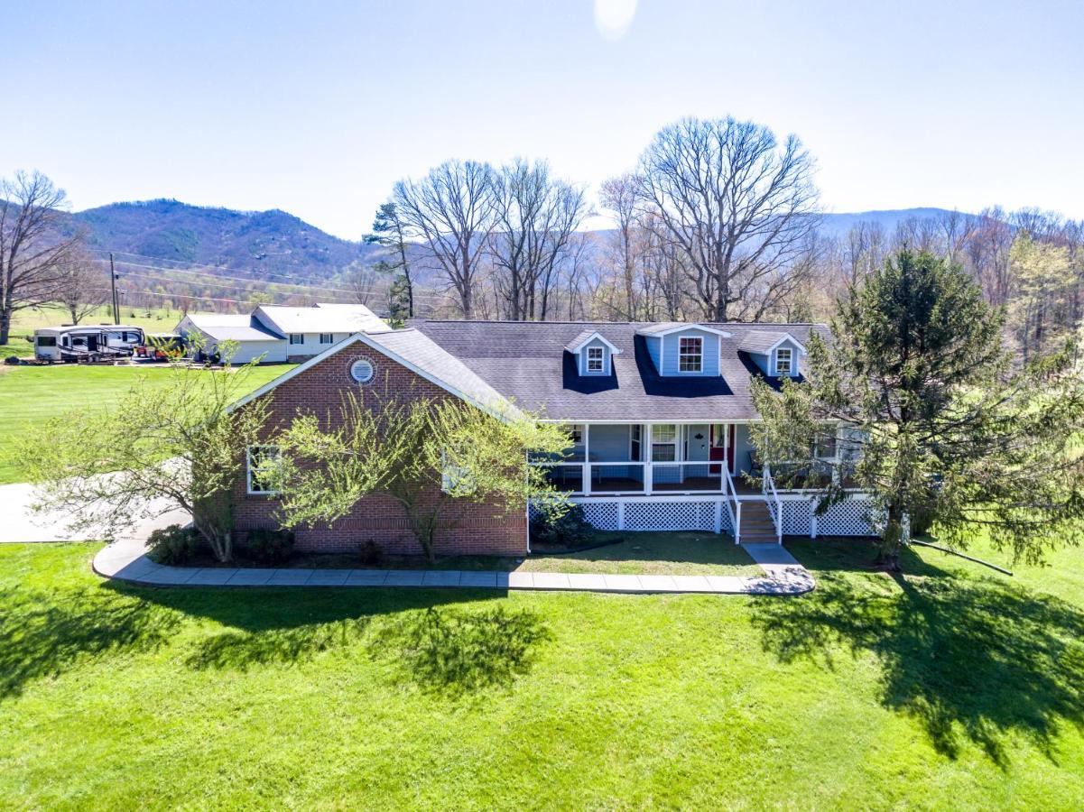 Holiday home Bears Valley Inn - Great Location! - Peaceful, Children And Dog Friendly Retreat - Less Than 15 Min To All Attractions - Private Pool Club & Fishing Hole - Game Room With Tv