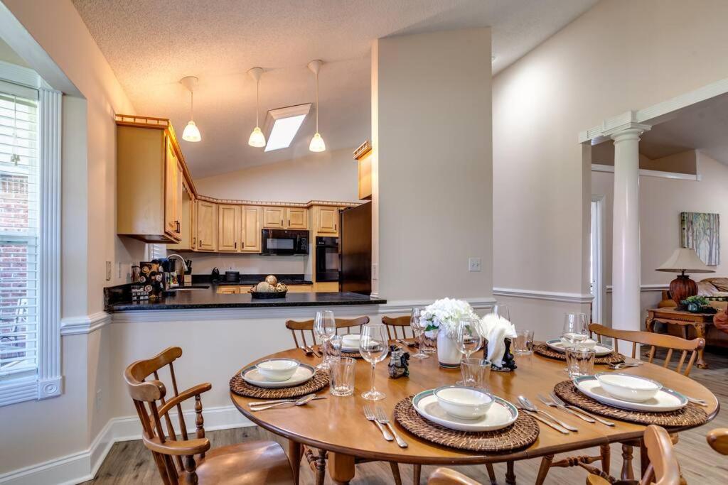 Bears Valley Inn - Great Location! - Peaceful, Children And Dog Friendly Retreat - Less Than 15 Min To All Attractions - Private Pool Club & Fishing Hole - Game Room With Tv Sevierville
