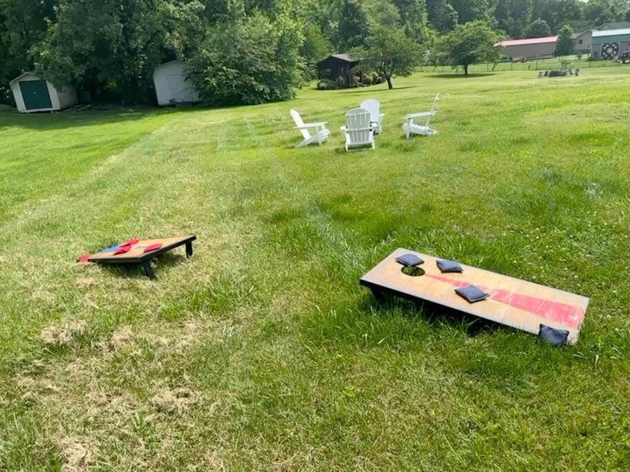 Bears Valley Inn - Great Location! - Peaceful, Children And Dog Friendly Retreat - Less Than 15 Min To All Attractions - Private Pool Club & Fishing Hole - Game Room With Tv