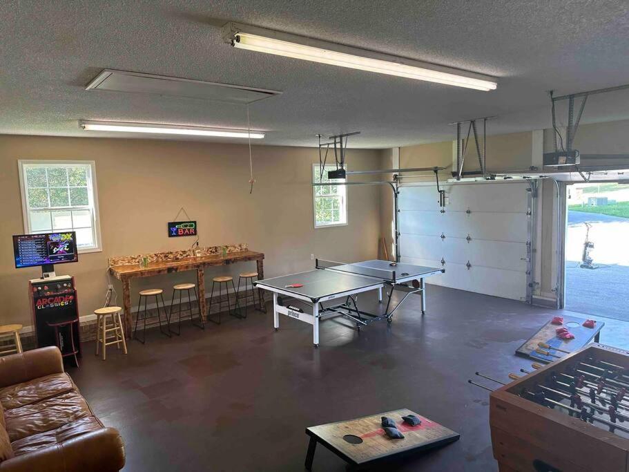 Bears Valley Inn - Great Location! - Peaceful, Children And Dog Friendly Retreat - Less Than 15 Min To All Attractions - Private Pool Club & Fishing Hole - Game Room With Tv *