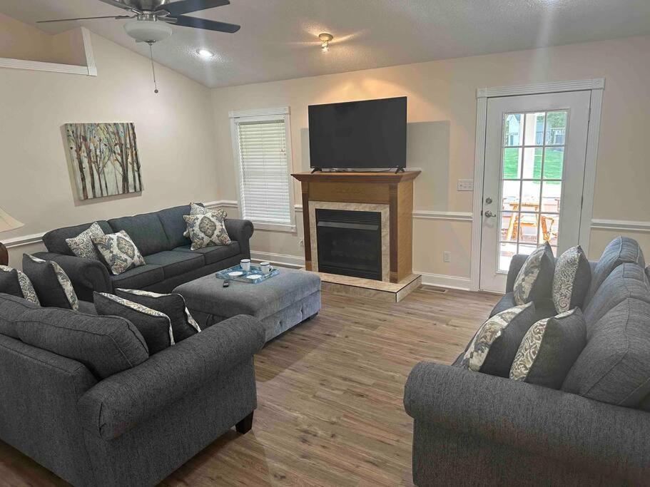 Bears Valley Inn - Great Location! - Peaceful, Children And Dog Friendly Retreat - Less Than 15 Min To All Attractions - Private Pool Club & Fishing Hole - Game Room With Tv Holiday home Sevierville