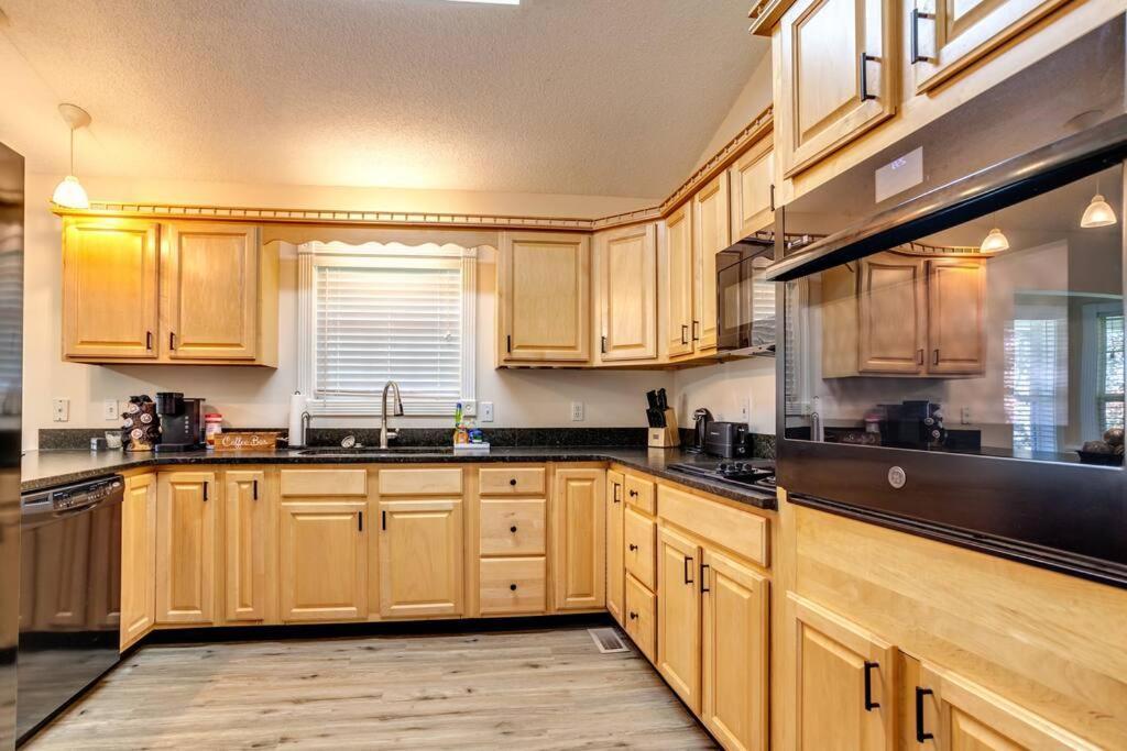 Holiday home Bears Valley Inn - Great Location! - Peaceful, Children And Dog Friendly Retreat - Less Than 15 Min To All Attractions - Private Pool Club & Fishing Hole - Game Room With Tv