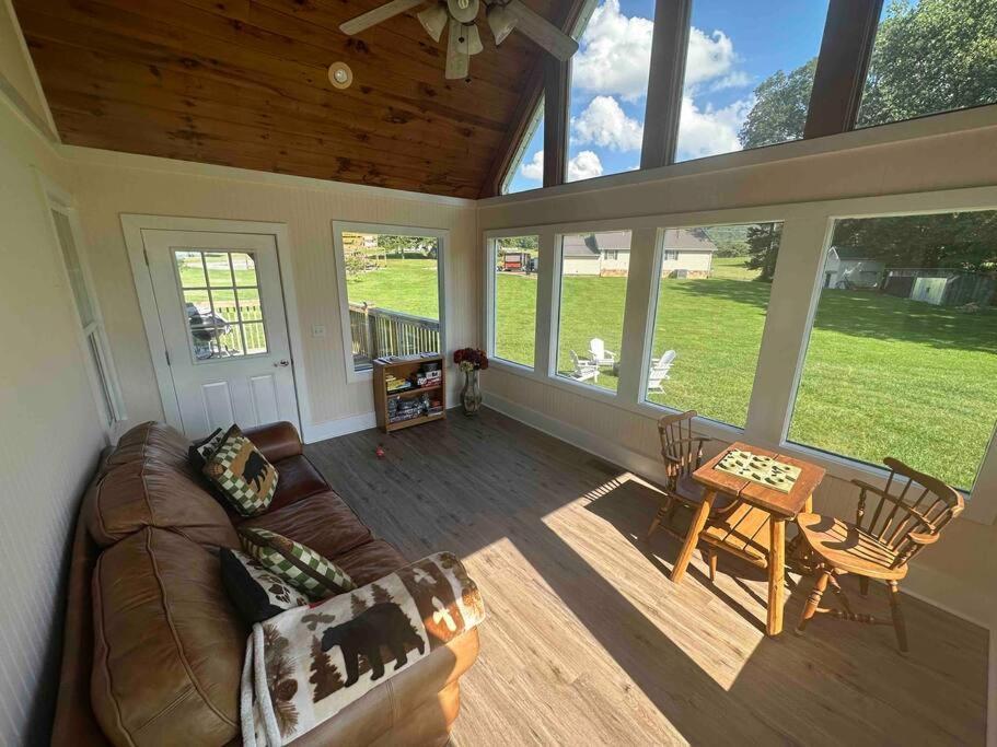 Bears Valley Inn - Great Location! - Peaceful, Children And Dog Friendly Retreat - Less Than 15 Min To All Attractions - Private Pool Club & Fishing Hole - Game Room With Tv Holiday home