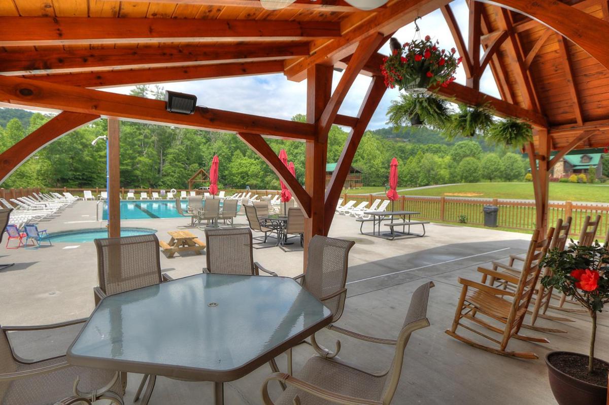 Bears Valley Inn - Great Location! - Peaceful, Children And Dog Friendly Retreat - Less Than 15 Min To All Attractions - Private Pool Club & Fishing Hole - Game Room With Tv * Sevierville