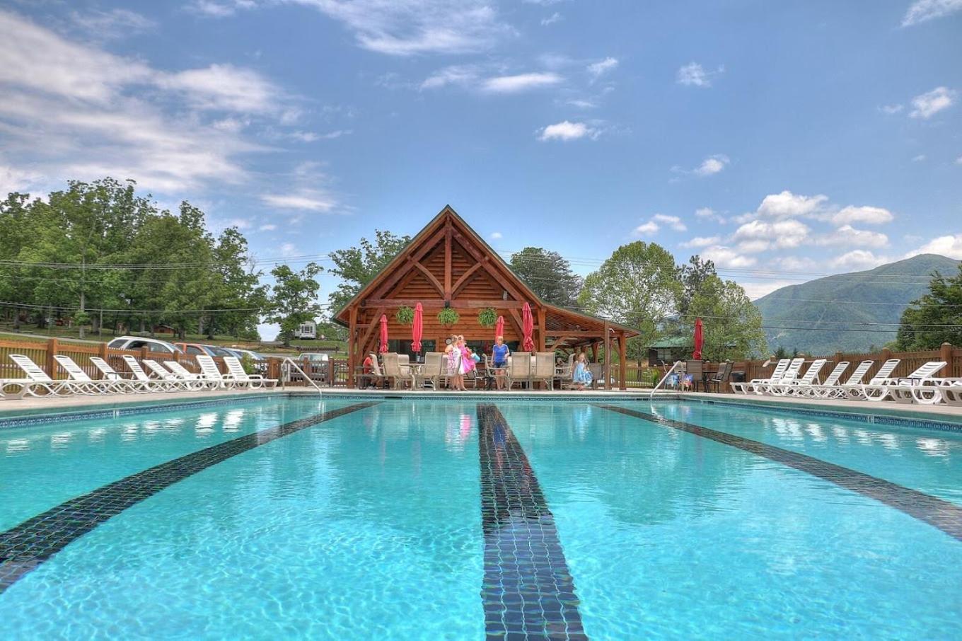 Bears Valley Inn - Great Location! - Peaceful, Children And Dog Friendly Retreat - Less Than 15 Min To All Attractions - Private Pool Club & Fishing Hole - Game Room With Tv *