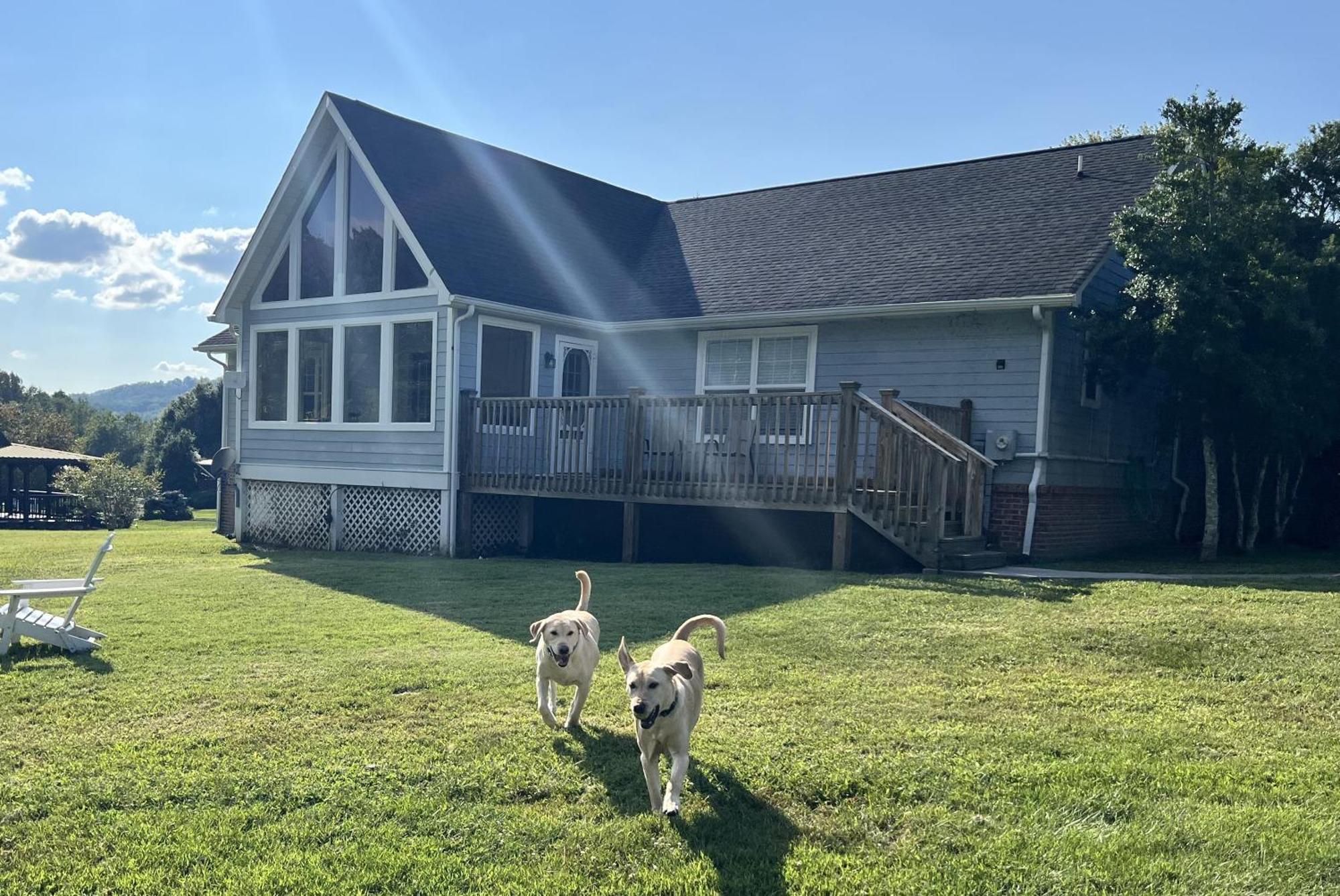Bears Valley Inn - Great Location! - Peaceful, Children And Dog Friendly Retreat - Less Than 15 Min To All Attractions - Private Pool Club & Fishing Hole - Game Room With Tv Holiday home Sevierville