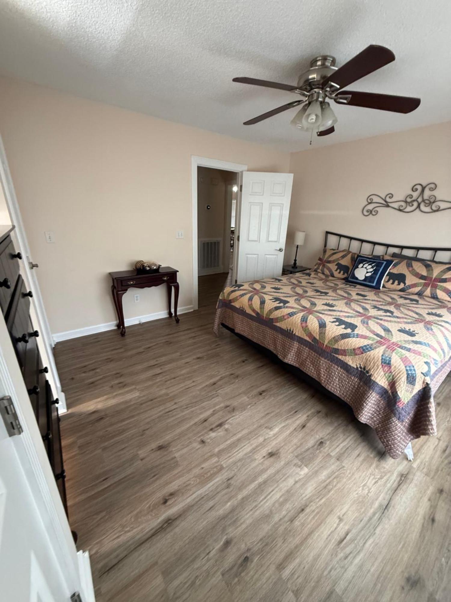 Bears Valley Inn - Great Location! - Peaceful, Children And Dog Friendly Retreat - Less Than 15 Min To All Attractions - Private Pool Club & Fishing Hole - Game Room With Tv